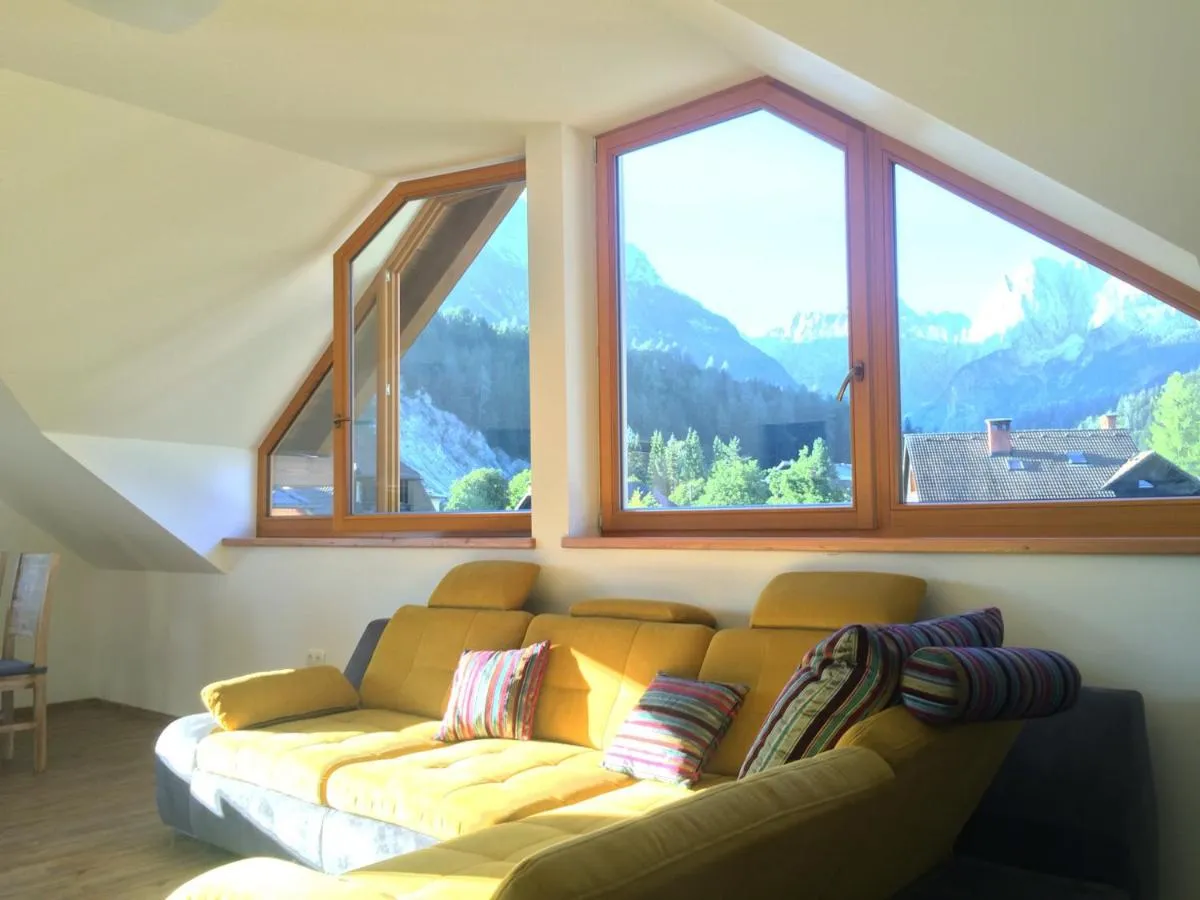 Dnevni prostor apartmaja Blaž s panoramskim oknom proti goram
