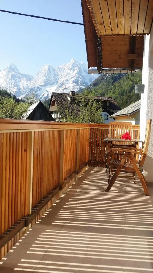 Balkon apartmaja Lan z mizo, stoli in pogledom na gore