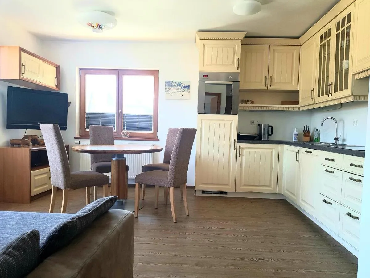 Kuhinja in jedilni kot apartmaja Lan