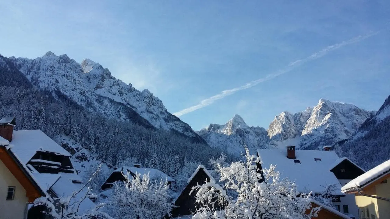 Zasnežene gore nad Kranjsko Goro pozimi
