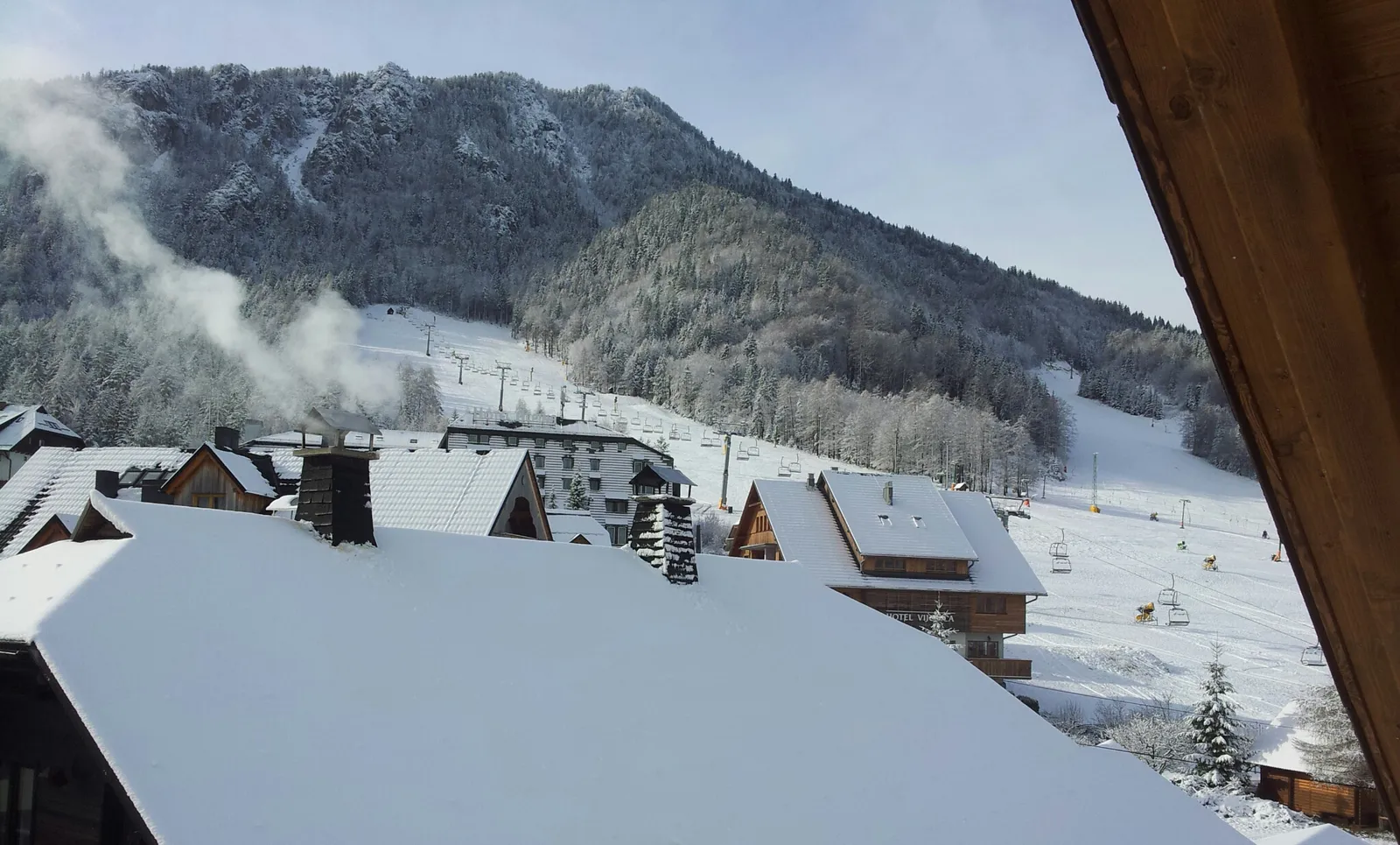 Zasneženo smučišče Kranjske Gore, pogled iz hiše